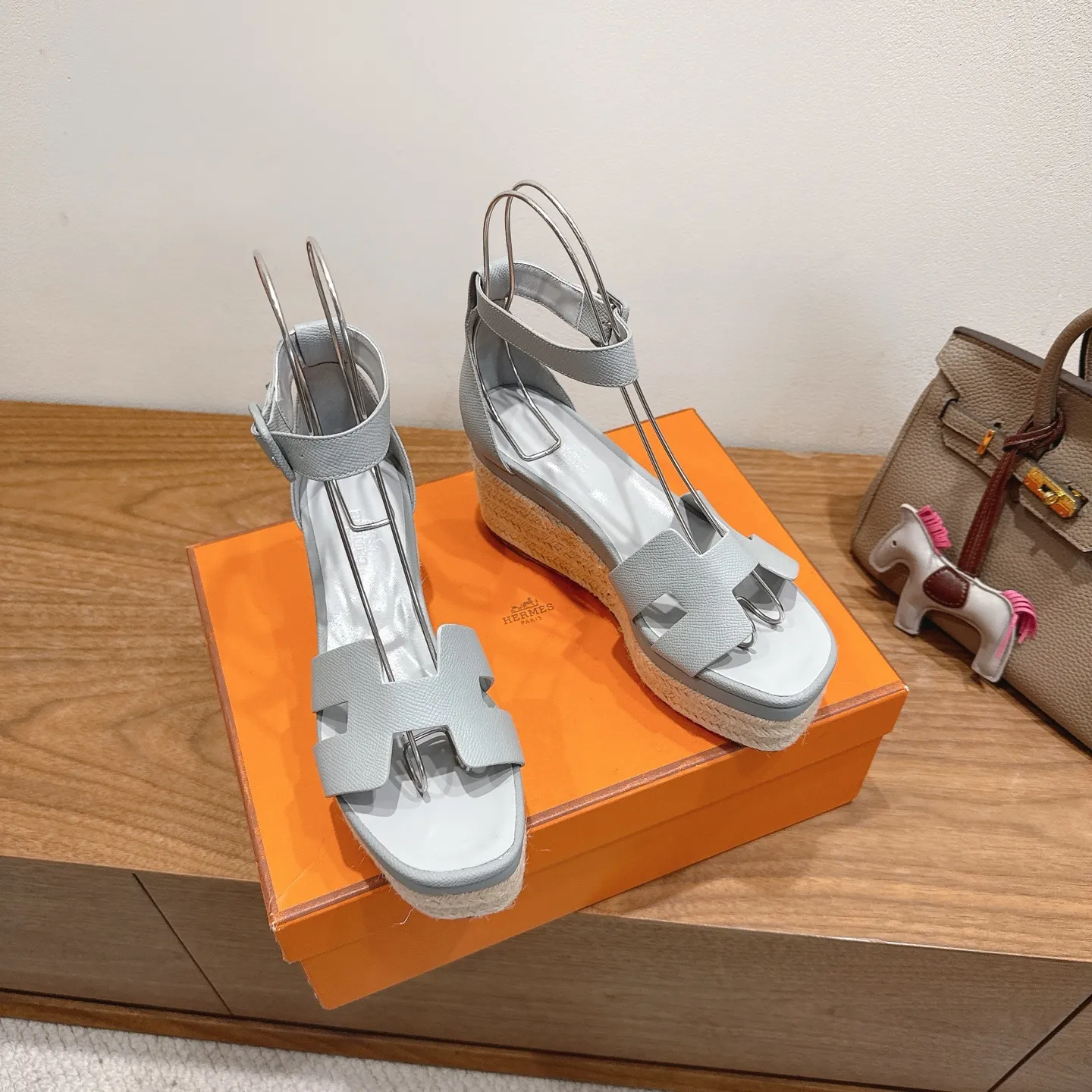 👟👟Ex-factory price 720👟👟 Hermes... a Eclair 2025 new color + popular series, the version is super positive, with a certain thickness, which makes the legs longer! Breathable, comfortable calfskin, spring and summer color matching, this item is both beautiful and comfortable! Channel supply code size: 35-39 can be ordered as 40.41 with airplane box ➕20